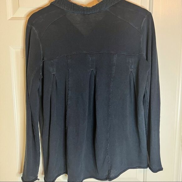 We the Free, Free People Navy Blue Button‎ Down XS but runs big.  Soft cotton. - Picture 2 of 6